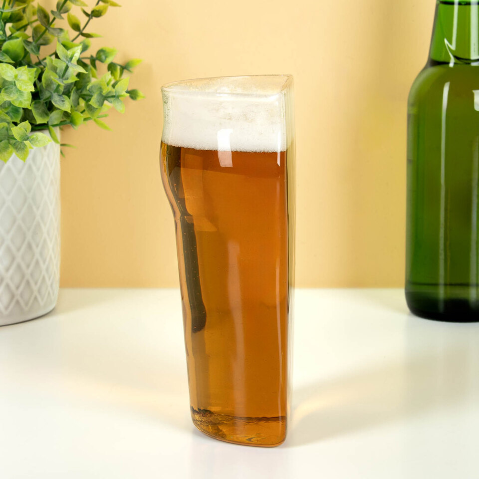 Het lege Half bierglas toont de halve, gehalveerde vorm